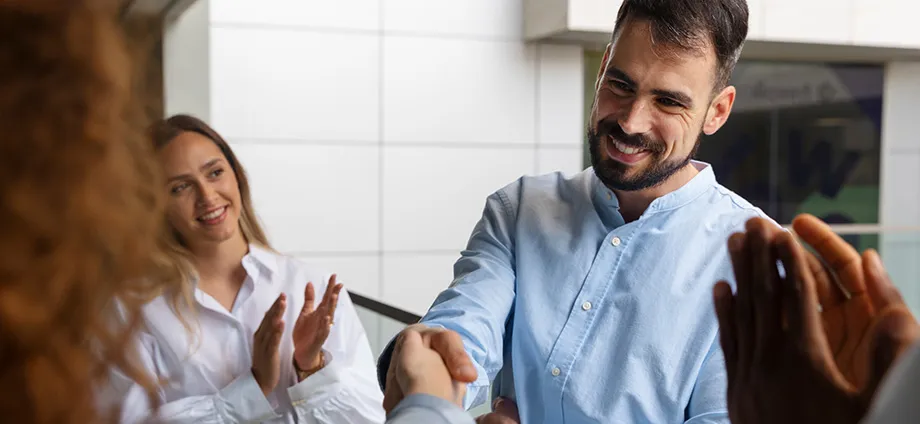 Personas hablando sobre qué es la terapia de aceptación y compromiso