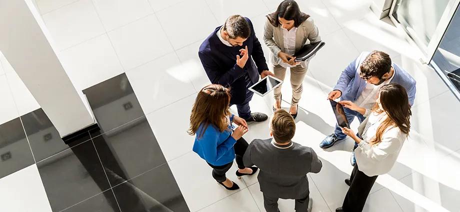 Personas representando uno de los tipos de estructura organizativa de una empresa