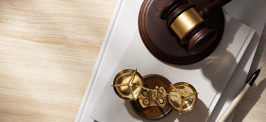 Mazo y balanza representando los tipos de Derecho que hay