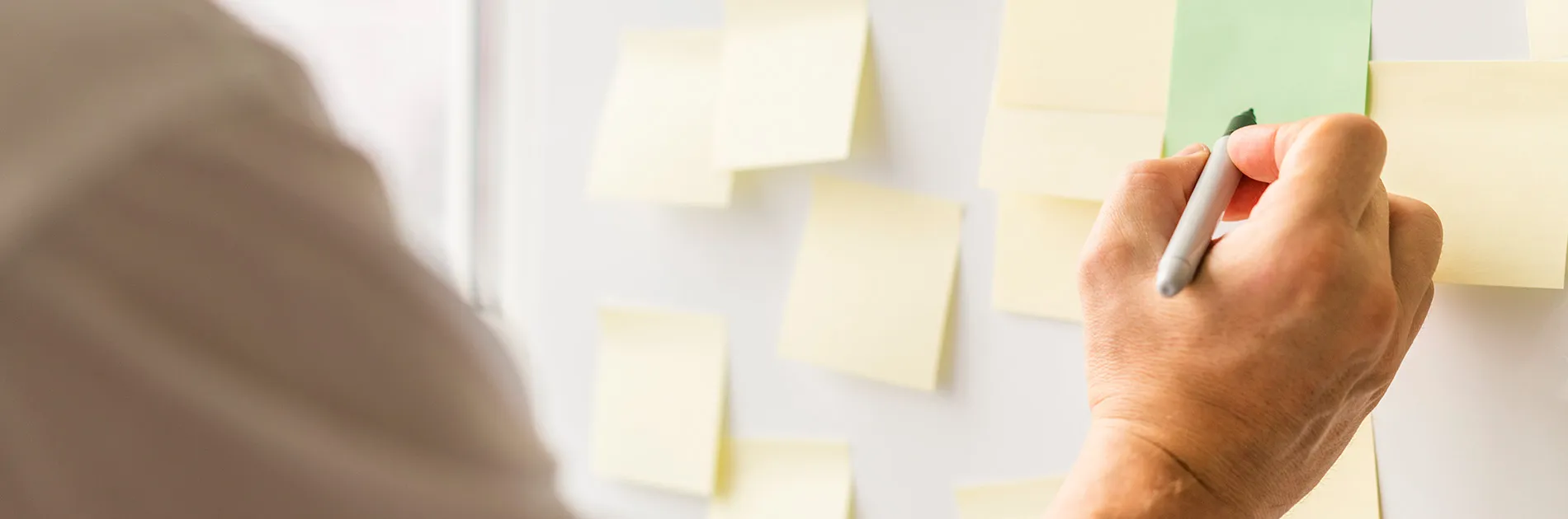 Persona estudiando lo que es un DAFO