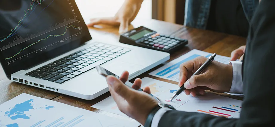 Profesional realizando un analisis financiero