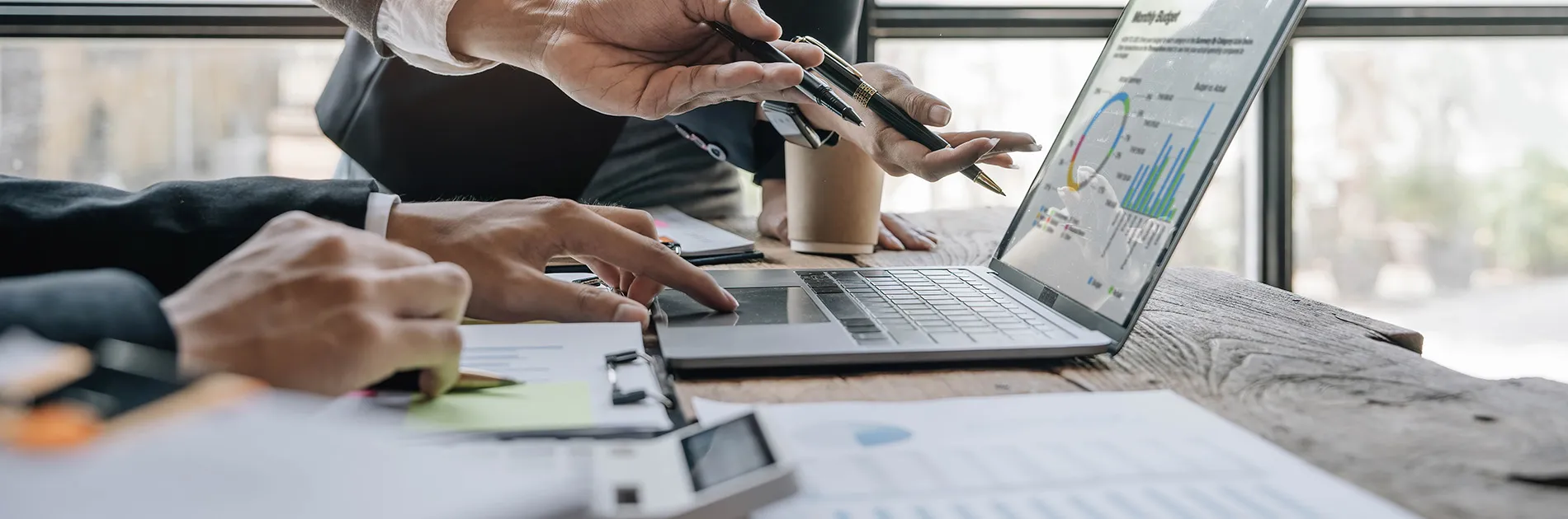 Trabajadores de una empresa haciendo el balance de pérdidas y ganancias