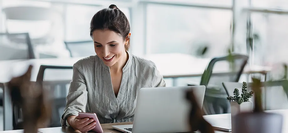 Mujer trabajando en una oficina en una de las carreras con más salidas