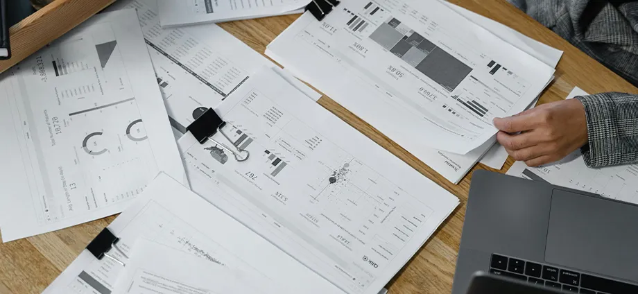 Papeles mostrando el sueldo de un controller financiero