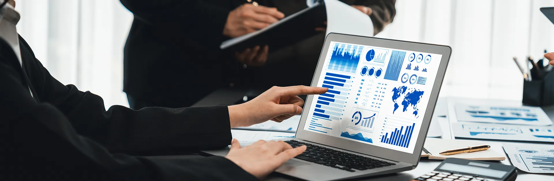 Persona trabajando frente al ordenador analizando gráficos que ilustran qué es el CRO