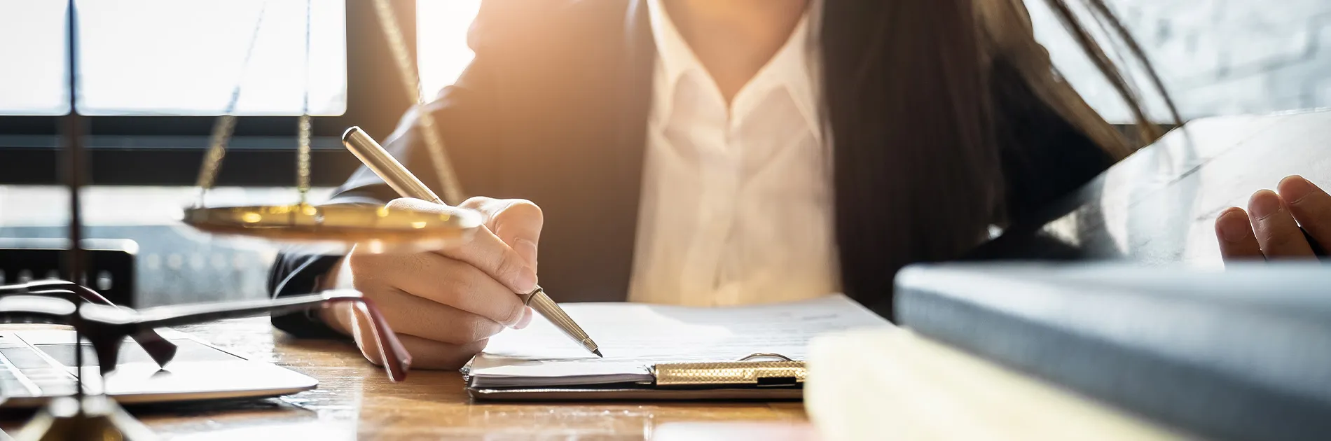 Mujer preguntándose cuánto dura la carrera de derecho