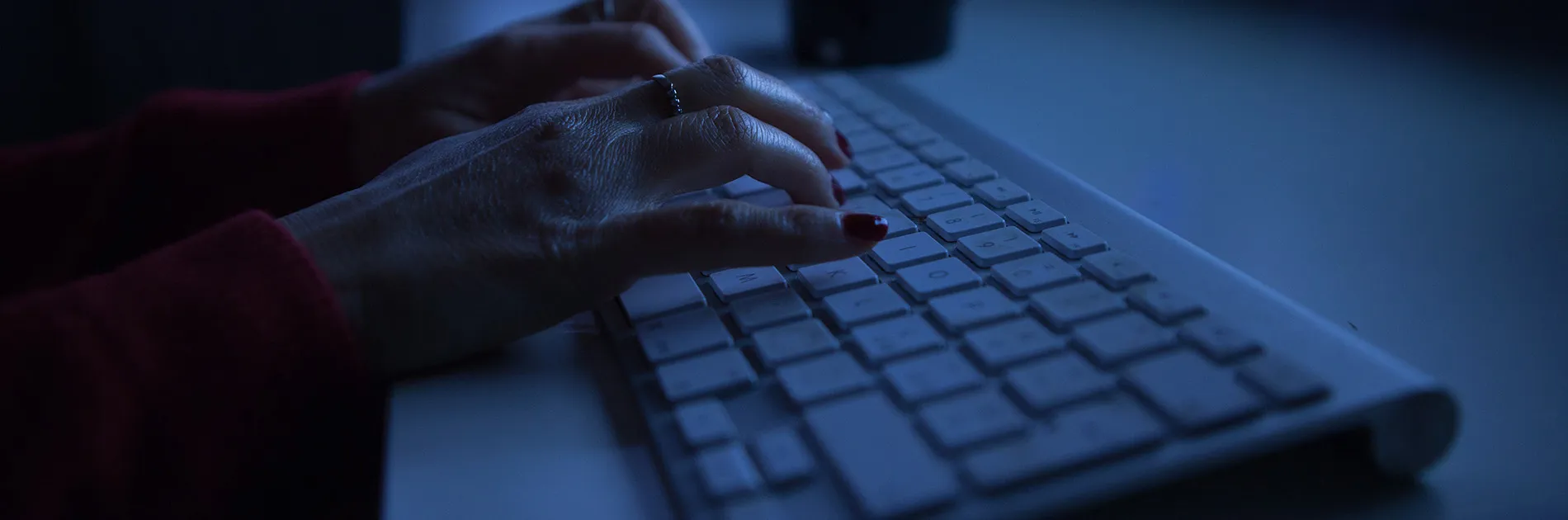 Persona buscando sobre deep web y dark web