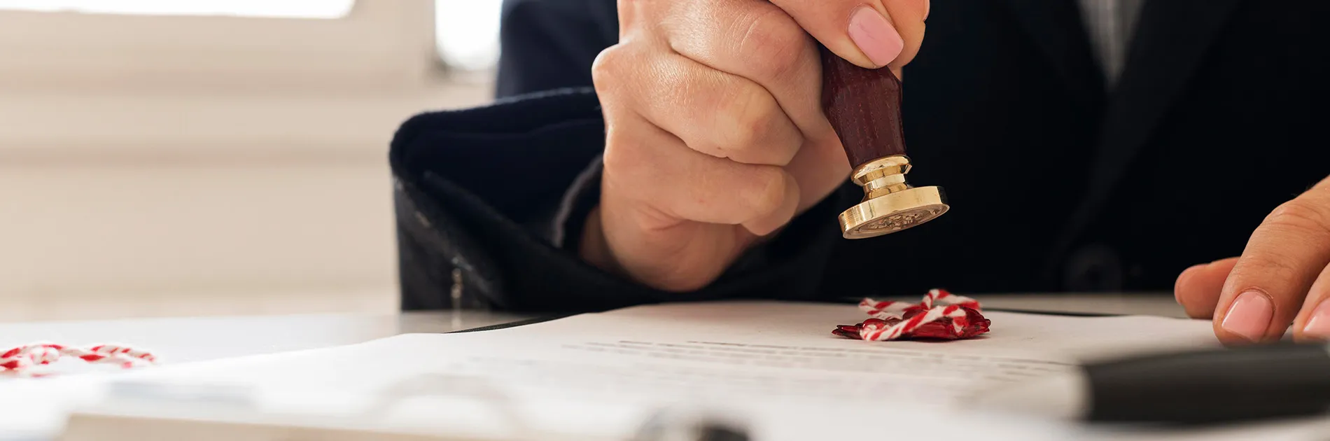 Persona firmando un derecho real