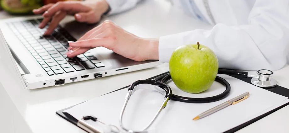 Dietista o nutricionista trabajando