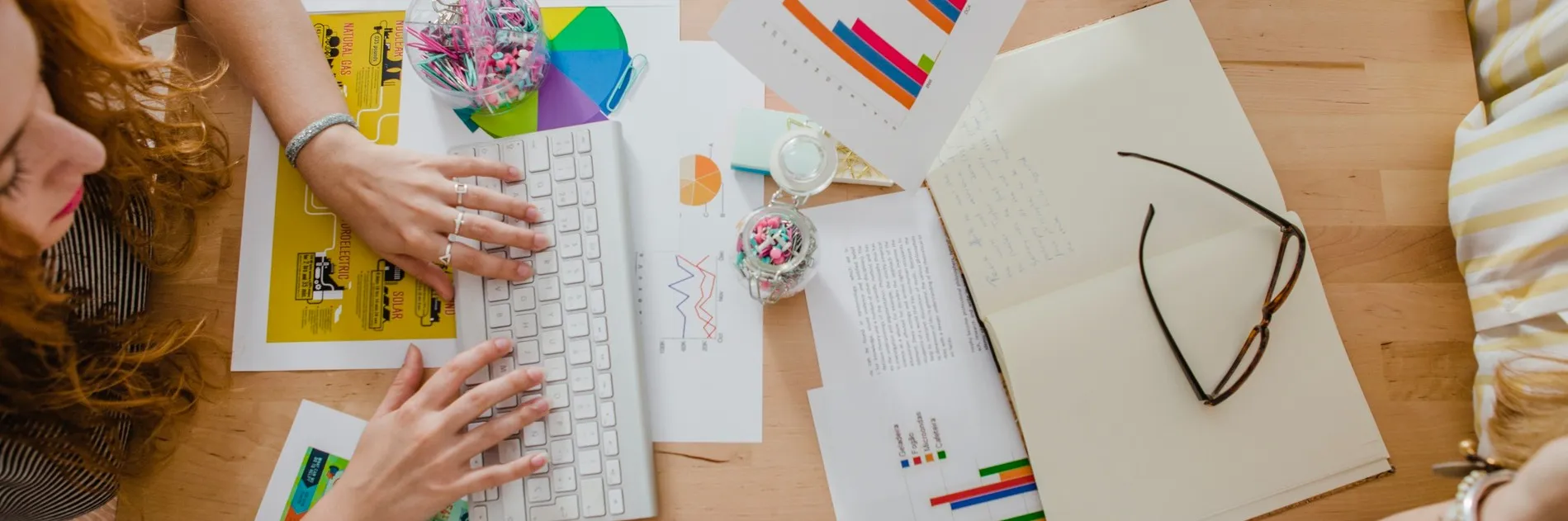 Mujeres estudiando el efecto priming