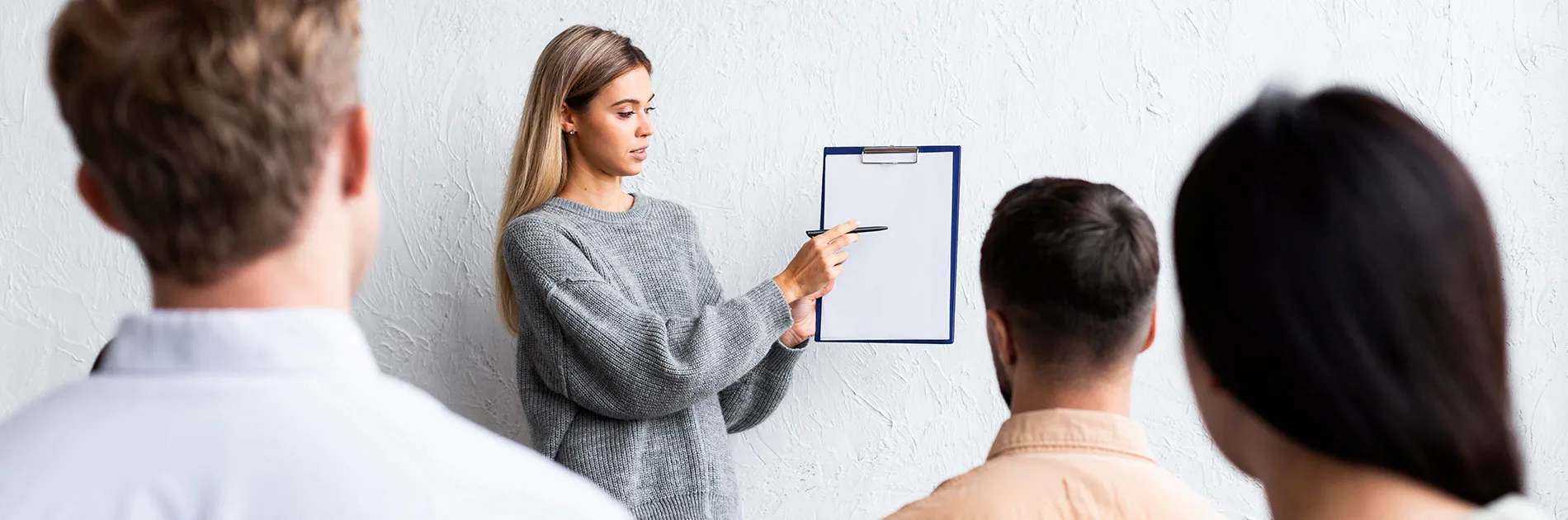 Mujer explicando los elementos de la comunicación