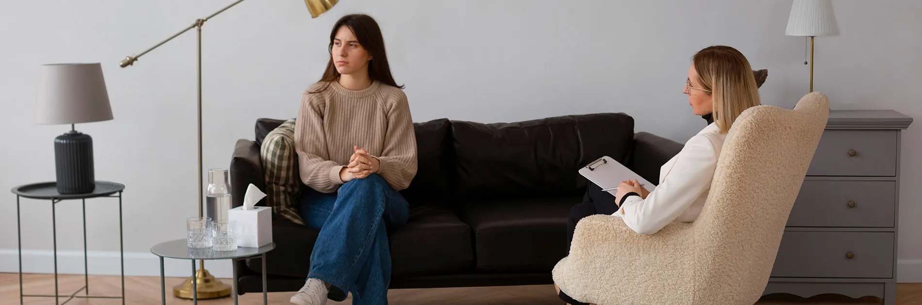 Chica preguntando a su psicóloga si es difícil la carrera de Psicología