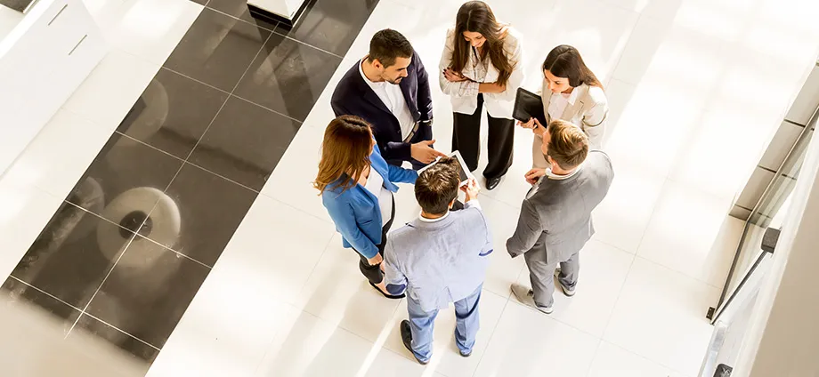 Grupo de trabajadores representando la estructura de una empresa