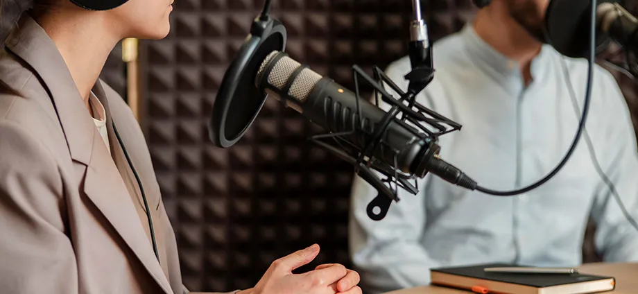 Dos personas realizando un Estudio General de Medios