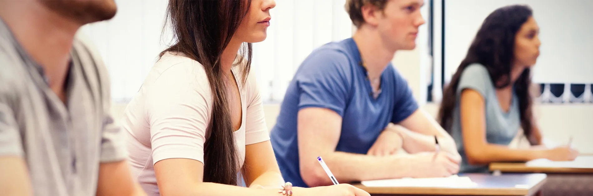 Jóvenes cursando estudios superiores en España