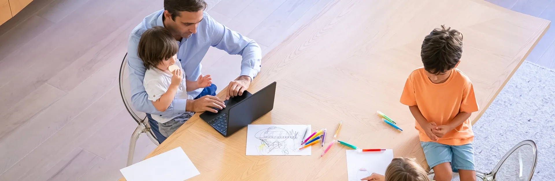 Un padre implementando la metodología flipped classroom con sus hijos