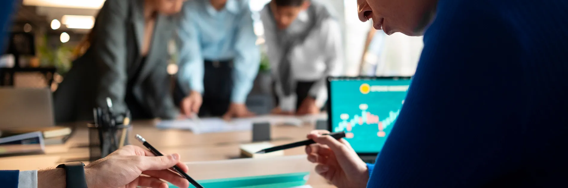Trabajadores haciendo un estudio sobre las fuerzas de Porter