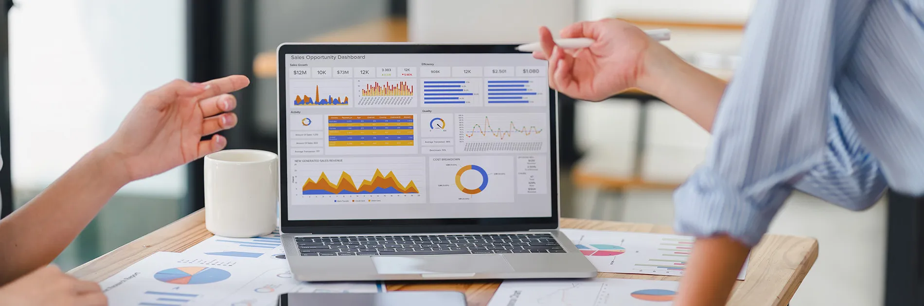 Ordenador mostrando indicadores de desempeño