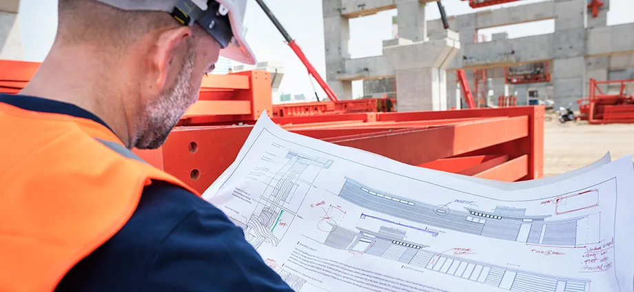 Hombre trabajando en una de las ingenierías con más salidas