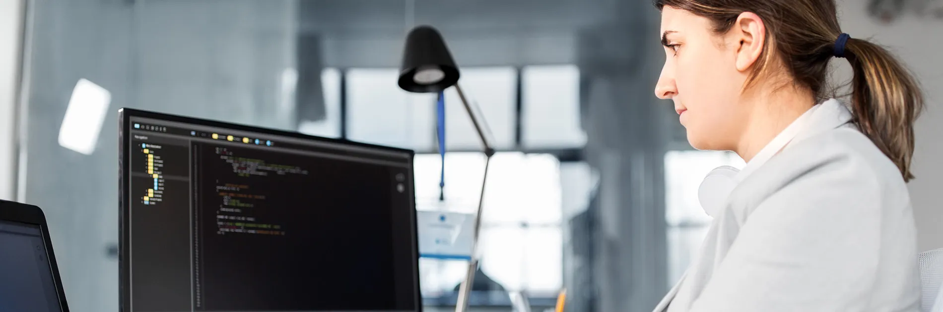 Ingeniero de software trabajando