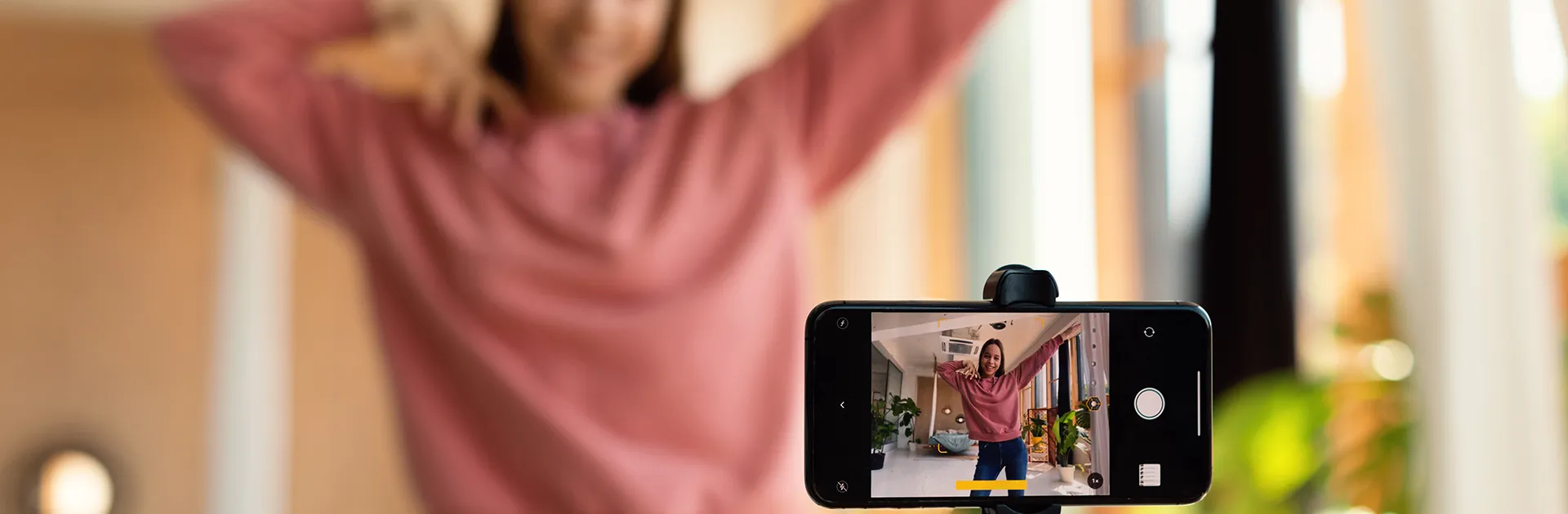 Mujer trabajando en marketing de influencers