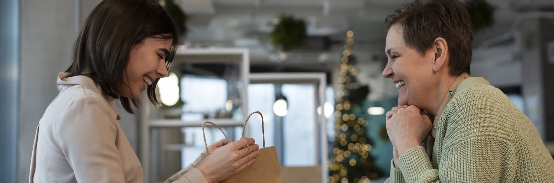 Clienta sonriendo al recibir su compra en una tienda