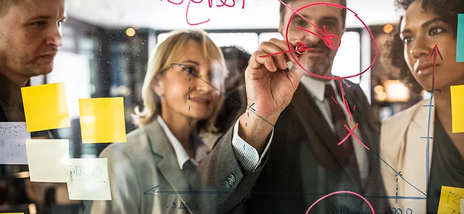 Equipo de marketing diseñando estrategias 