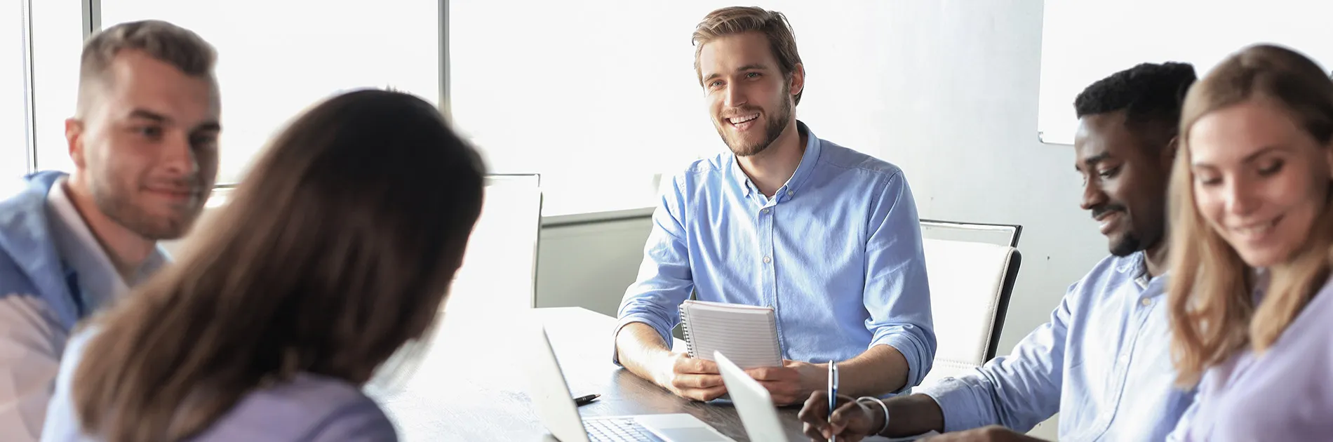 Personas debatiendo sobre el estudio realizado basándose en la matriz BCG