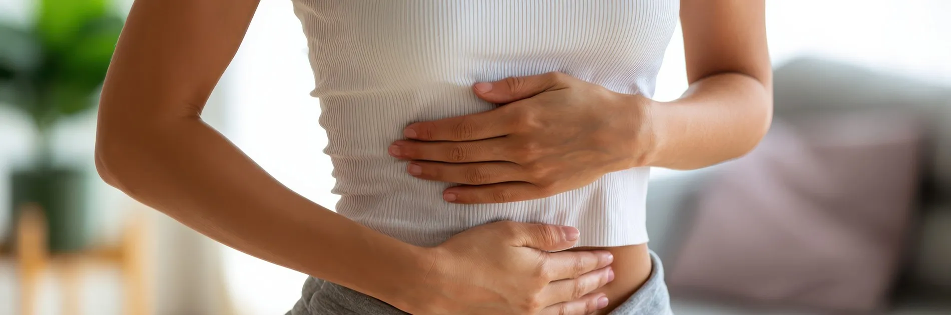 Mujer con las manos sobre el abdomen