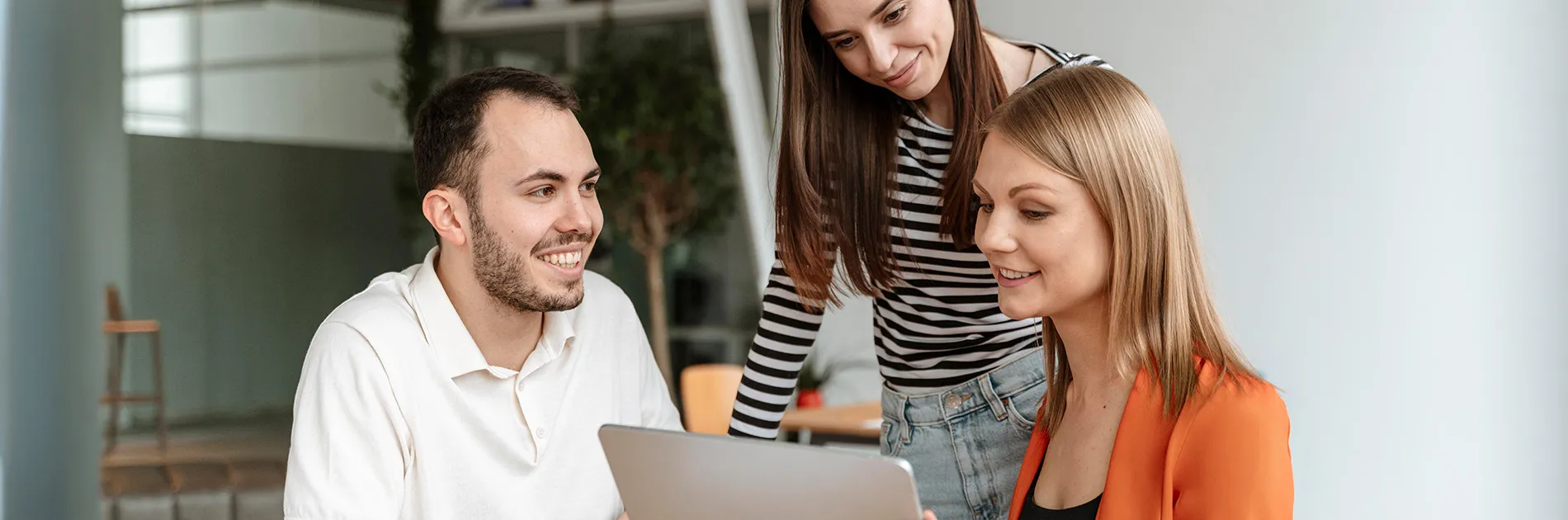 Personas estudiando los objetivos SMART