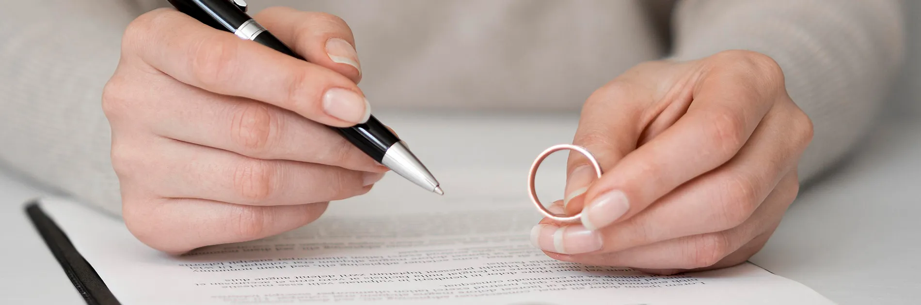 Persona pensando si firmar los papeles de divorcio