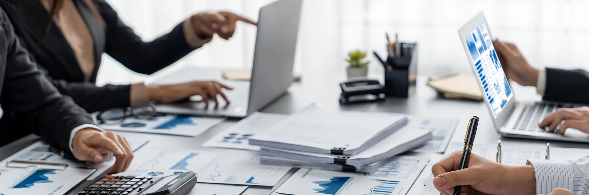 Empleados trabajando en la planificación financiera de su empresa