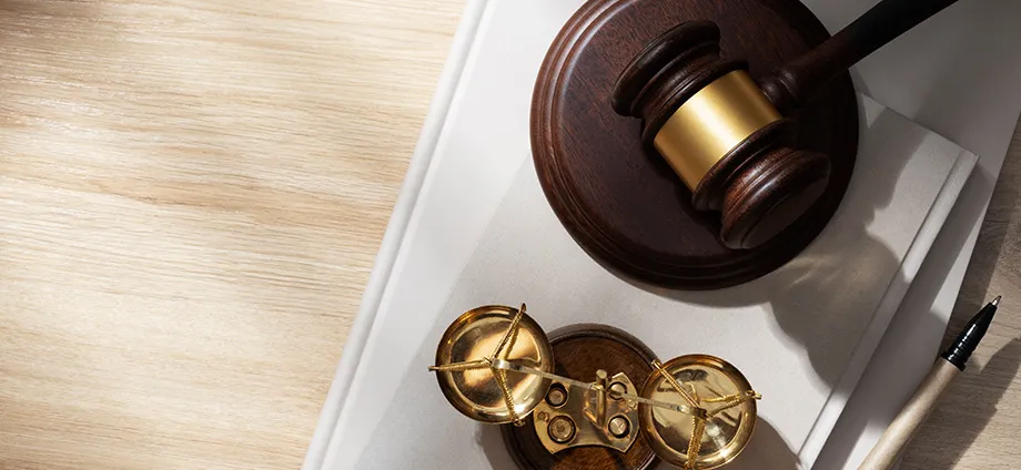 Mazo y balanza representando por qué estudiar derecho