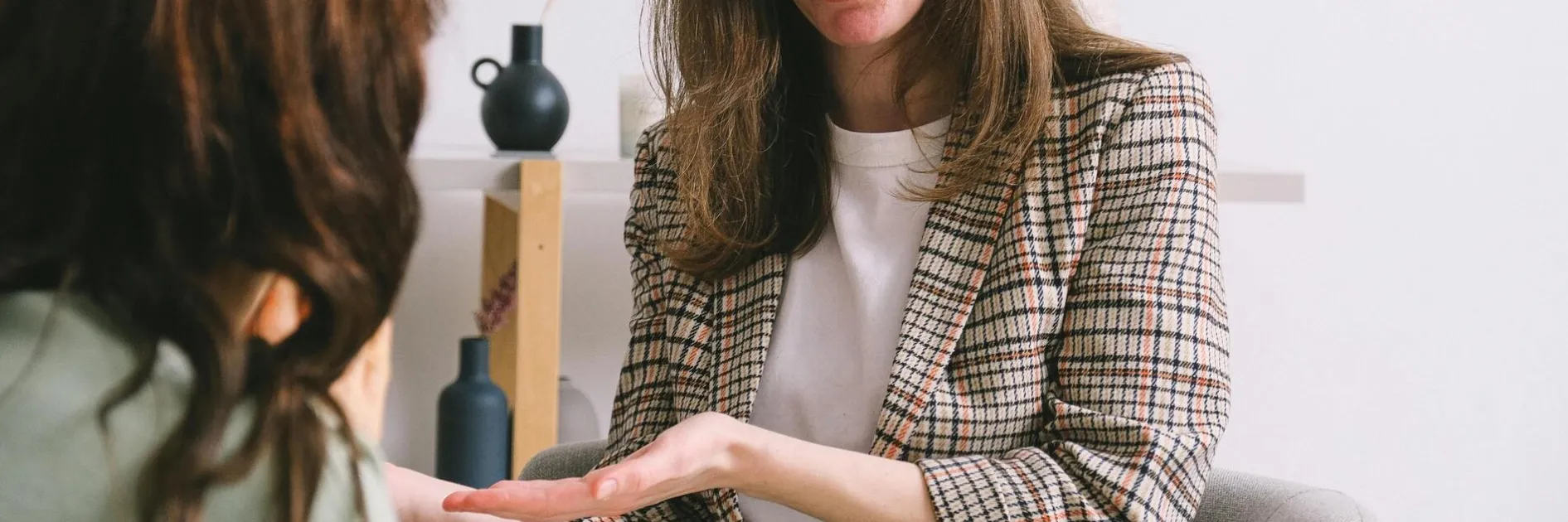 psicóloga ayudando a persona con neurodivergencia