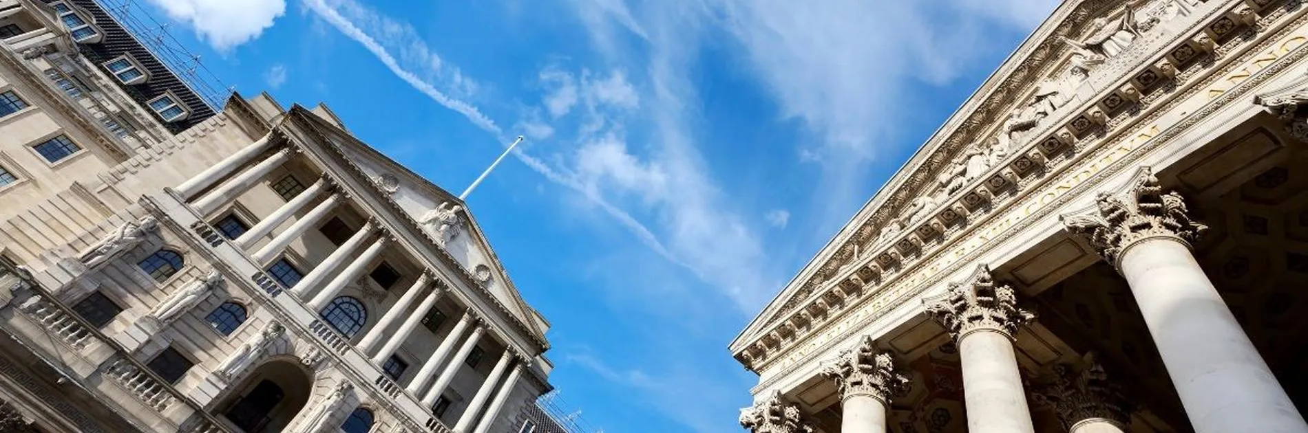 Fachadas de edificios institucionales vistas desde abajo