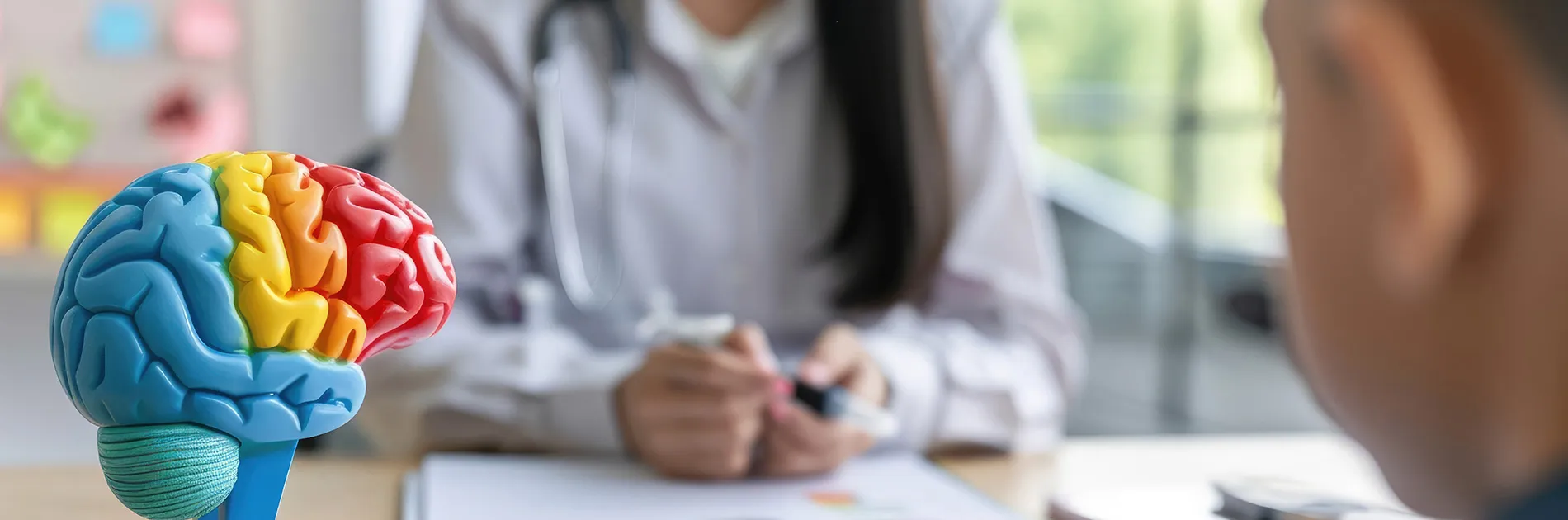 Orientadora explicando qué bachillerato hay que hacer para estudiar Psicología