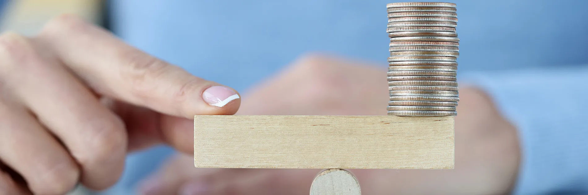 Monedas en una balanza representando qué es el apalancamiento financiero