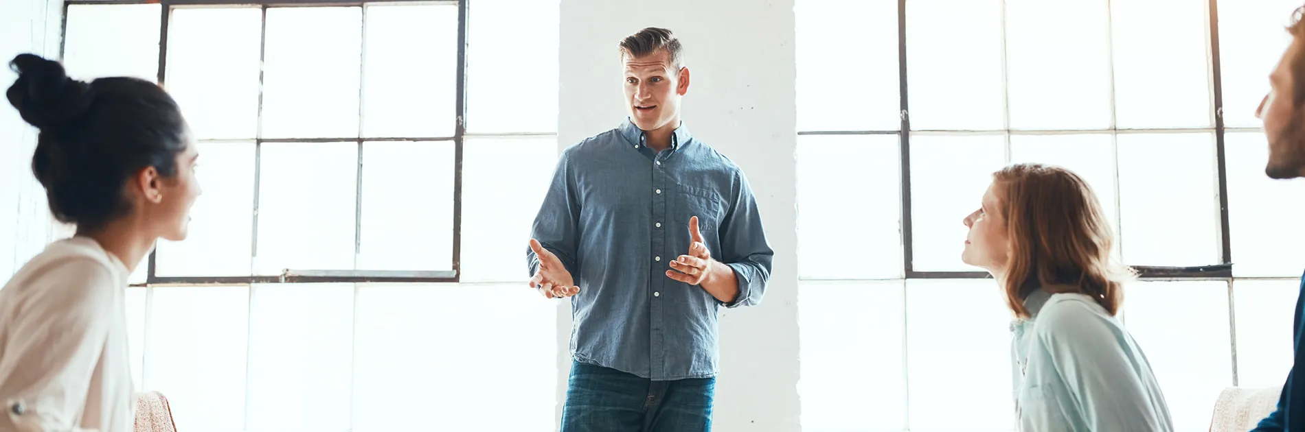 profesor explicando que es el coaching