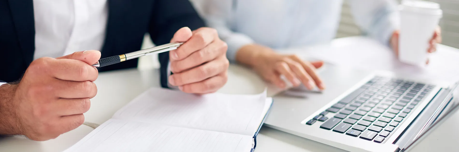 Personas aprendiendo sobre qué es el finiquito