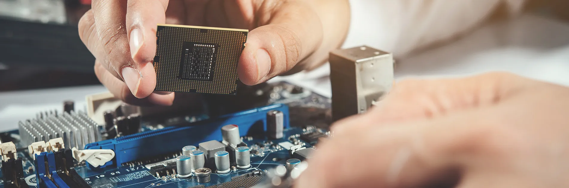 Persona aprendiendo lo que es el hardware