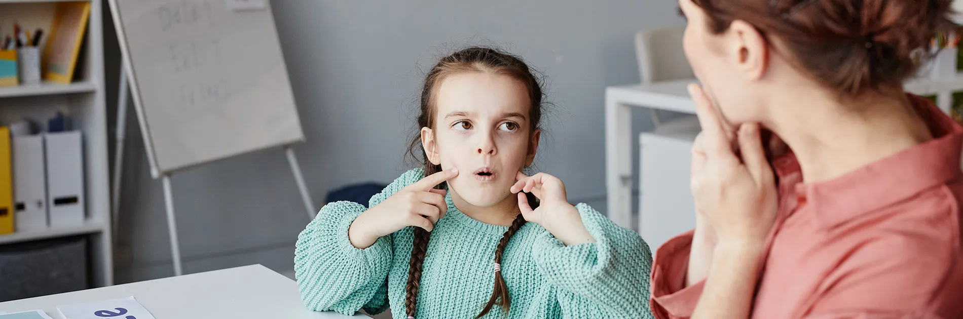 madre explicandole a la hija que es la dislalia