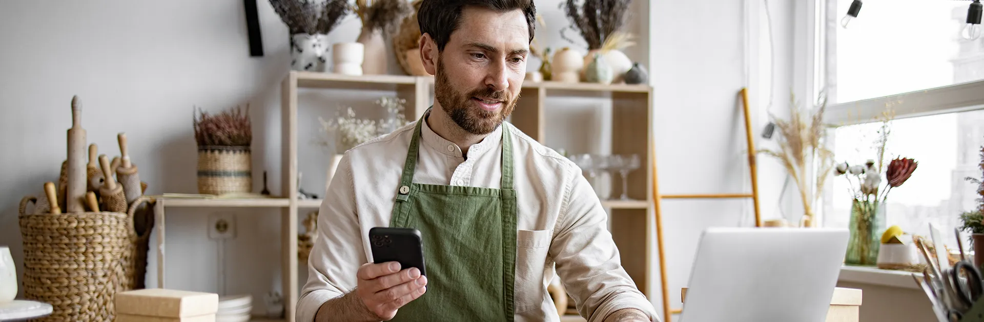 Hombre gestionando su negocio representando qué es una pyme