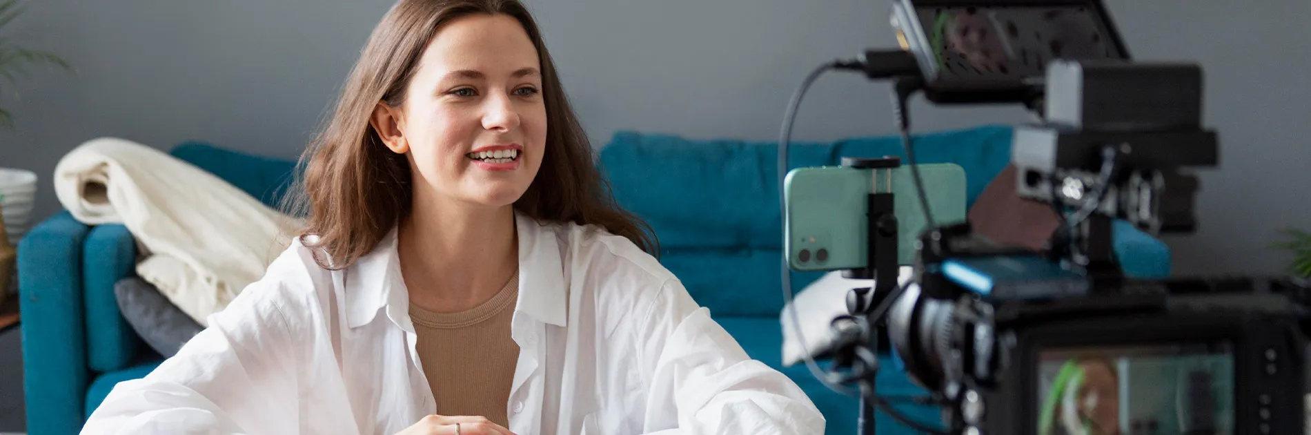 Mujer explicando a cámara qué es UGC