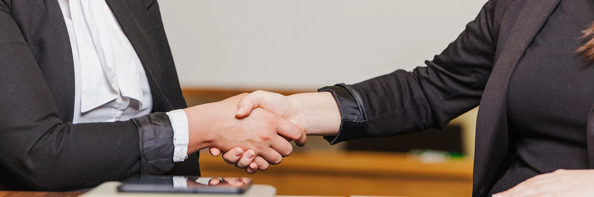 Representación de qué es un mediador arreglando conflictos