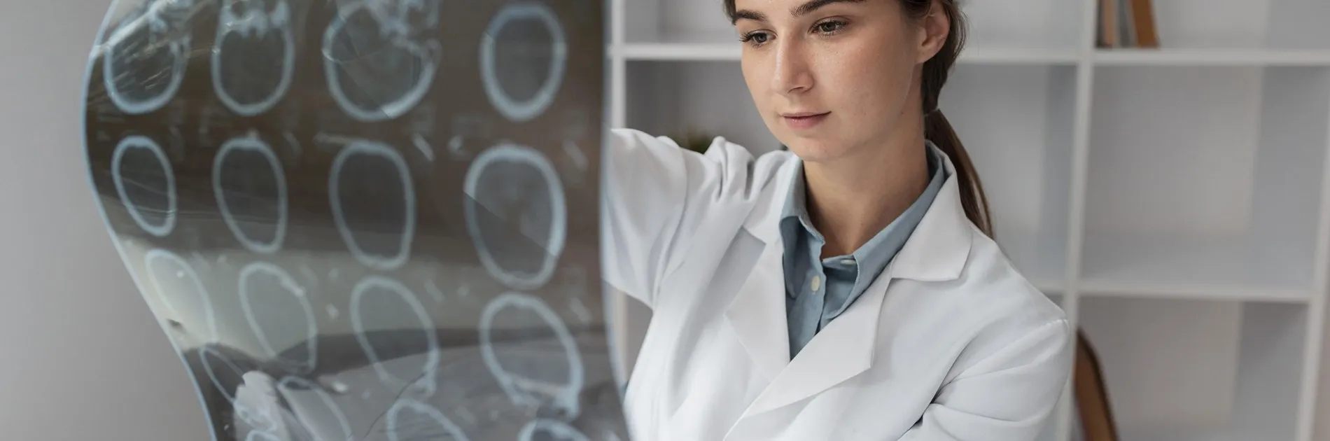 Neuróloga revisando una resonancia magnética cerebral