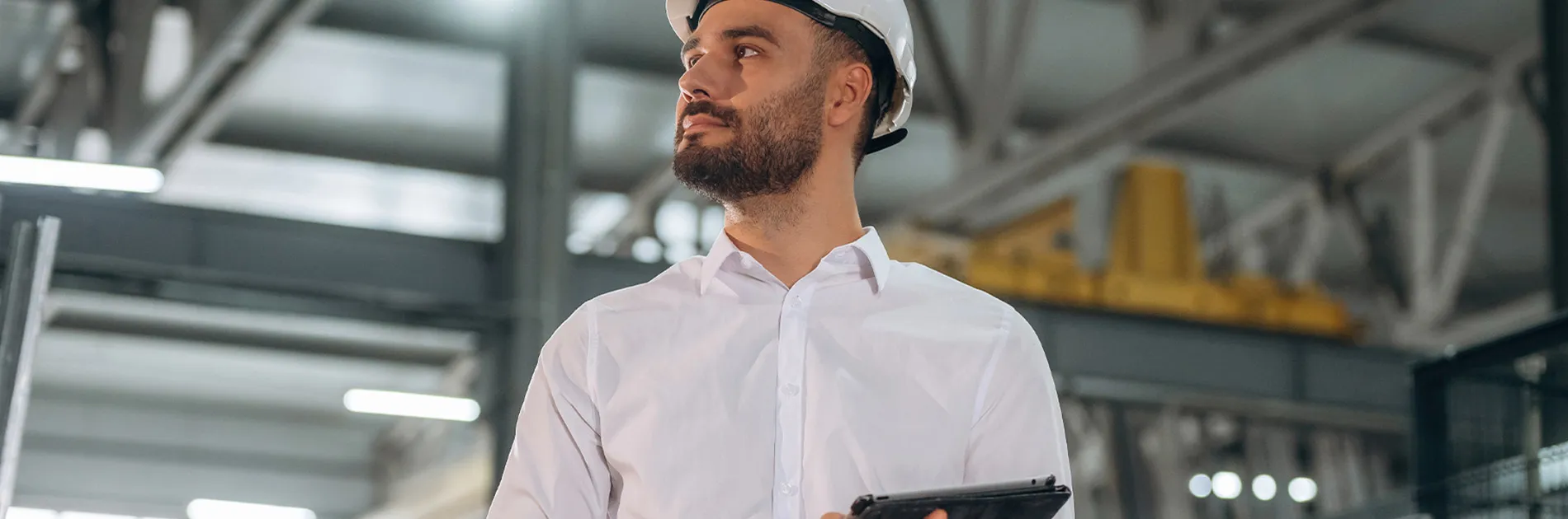 Hombre mostrando la labor que hace un ingeniero industrial
