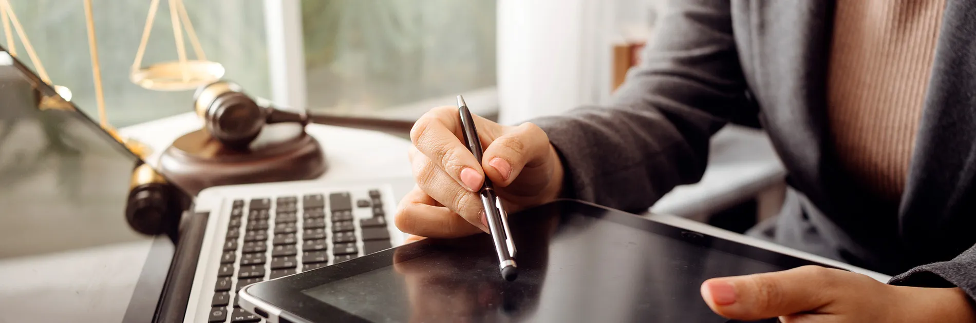 Mujer viendo qué se estudia en Derecho