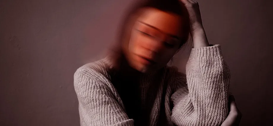 Mujer preocupada representando qué le sucede al cuerpo en un ataque de pánico