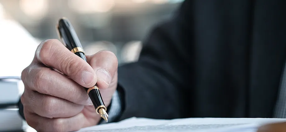 Persona buscando que hay que estudiar para ser notario