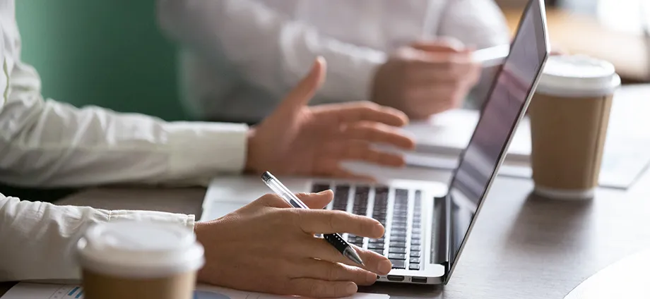 Persona al ordenador buscando qué se estudia en marketing